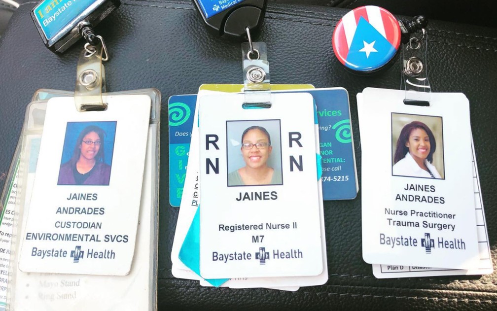 Os três crachás de Jaines Andrades no no Baystate Medical, em Springfield, Massachussetts
